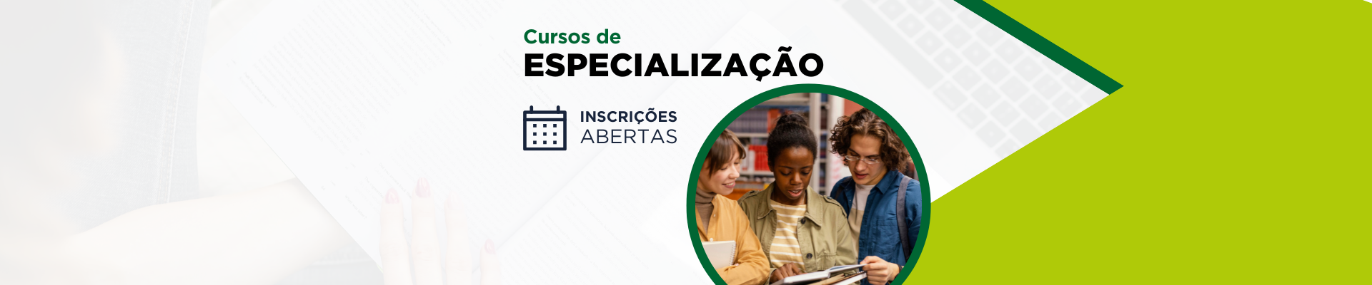 Imagem de fundo claro com detalhes em verde limão. Ao centro, foto de três estudantes olhando para livros e cadernos. À esquerda, lê-se Cursos de Especialização - inscrições abertas!