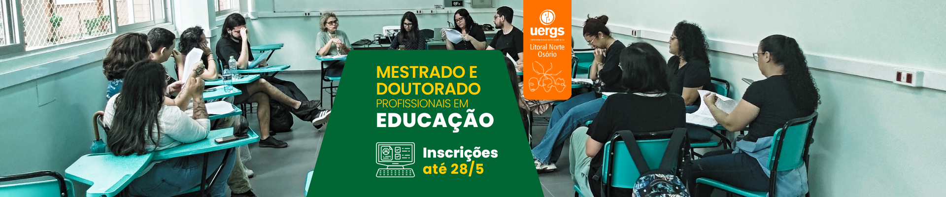 Foto colorida de uma sala de aula, com estudantes e uma professora sentados de forma circular. Ao centro, num ret&acirc;ngulo verde, l&ecirc;-se Mestrado e Doutorado Profissionais em Educa&ccedil;&atilde;o - Inscri&ccedil;&otilde;es at&eacute; 28/5.