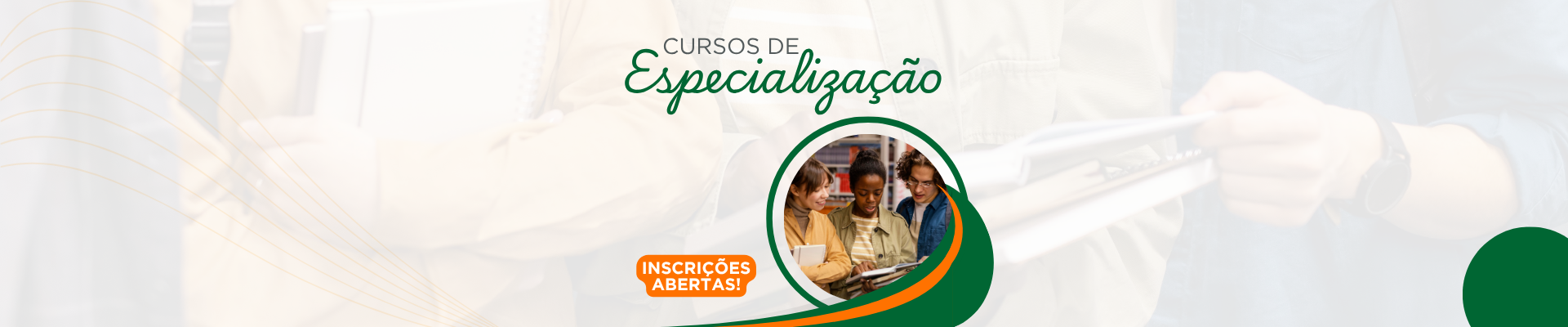 Imagem com fundo claro e detalhes nas cores verde e laranja. No centro, l&ecirc;-se "Cursos de Especializa&ccedil;&atilde;o - Inscri&ccedil;&otilde;es Abertas!".