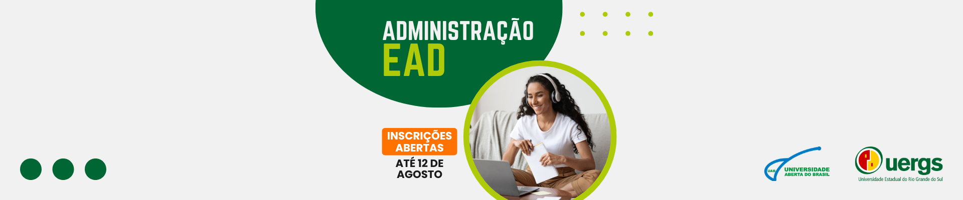 Sobre fundo cinza claro, elipse verde onde se l&ecirc; Administra&ccedil;&atilde;o EAD. Abaixo, "Inscri&ccedil;&otilde;es abertas at&eacute; 12 de agosto". Ao lado, foto de mulher morena clara de cabelos longos cacheados em frente a um laptop.