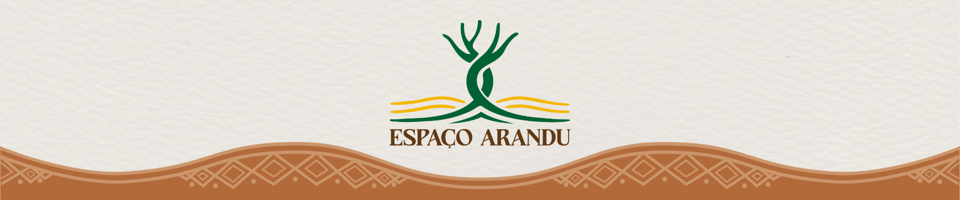 Imagem com fundo bege, com base de curva marrom com grafismos ind&iacute;genas. Ao centro, logo do Espa&ccedil;o Arandu, composto por s&iacute;mbolo estilizado em verde e amarelo, de onde sai um tronco de &aacute;rvore entrela&ccedil;ado, cujos galhos remetem a m&atilde;os humanas.