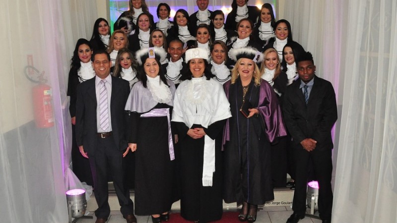 Turma de 20 formandos. Em frente aos formandos, da esquerda para a direita, Juliano Gularte, funcionários da Unidade, as professoras Veronice, Arisa, e Mirna e o funcionário homenageado, Paulo Alves.