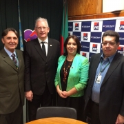 Da esquerda para a direita Sérgio Vale, assessor do deputado Giovani Cherini, Claiton Gonçalves, prefeito de Farroupiulha, Arisa e Álvaro Antônio Guimarães, também assessor do deputado.