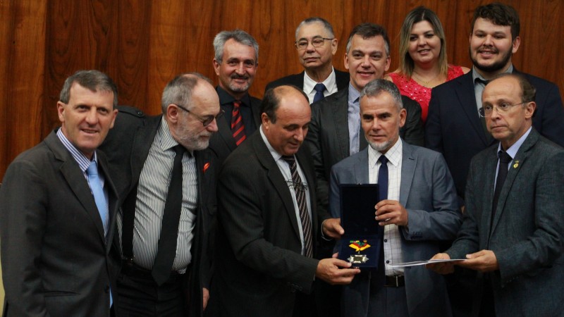 A Medalha do Mérito Farroupilha foi entregue ao reitor Leonardo Beroldt