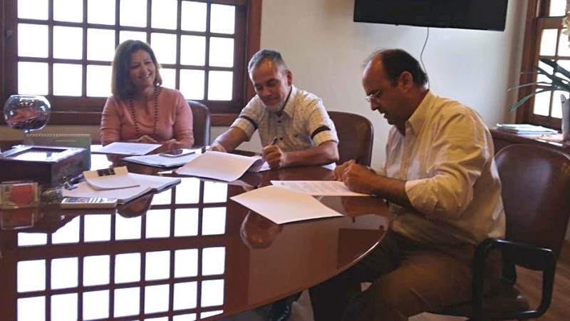 Reitor da Uergs Leonardo Beroldt assina termo de cooperação com o prefeito de Gramado João Alfredo Bertolucci.