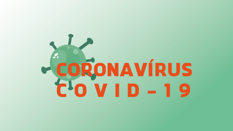 Banner horizontal com fundo verde em degradê. Ao centro, escrito em laranja "Coronavírus Covid-19". Por trás das três primeiras letras da palavra Coronavírus, um desenho em verde retratando o vírus. 