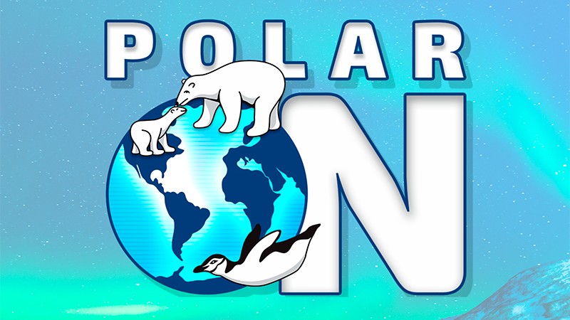 Imagem colorida. Logotipo do Polar On. As letras são brancas com contorno azul. A letra O faz referência ao globo terrestre, com dois ursos polares no topo e um pinguim na parte de baixo. Ao fundo, céu com em tons de azul e verde da aurora boreal.