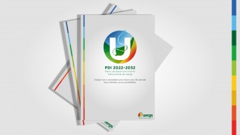 Imagem de fundo claro. Ao centro, 3 documentos empilhados com o logo do PDI na capa. Na lateral direita, uma barra colorida nas cores azul escuro e claro, verde escuro e claro, amarelo, laranja e vermelho.