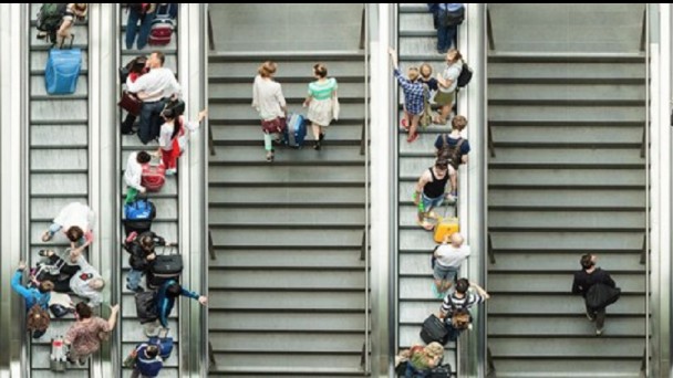 Fotografia em vista superior de escadarias ocupadas por pessoas 