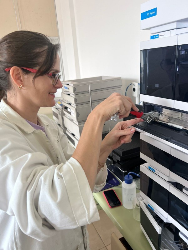 A professora Lilian Hickert tem coordenado diversas pesquisas e um curso de Extensão com o uso do HPLC.