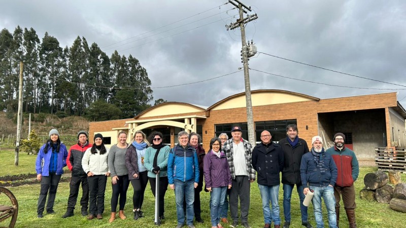 O grupo iniciou as ações do projeto com visitas a propriedades rurais do município.