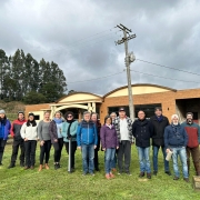 O grupo iniciou as ações do projeto com visitas a propriedades rurais do município.