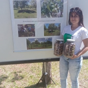  Morgana Belmonte durante apresentação da pesquisa sobre o cultivo de nogueira-pecã.