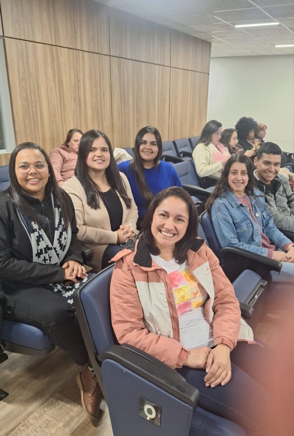 Professora Cassiane com estudantes da Uergs que participam do evento 