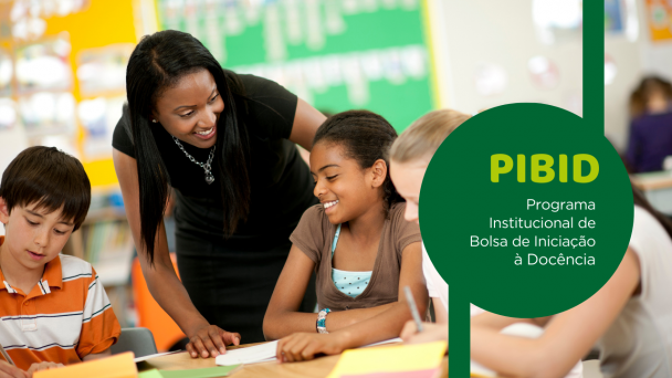 À direita, nome do evento. A foto ao fundo tem uma professora negra e jovem, debruçada sobre uma mesa na qual estão crianças por volta dois 8 anos, sendo um menino branco à esquerda, uma menina negra e outra loira à direita.