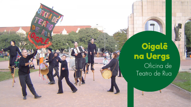 Nome do evento à direita, em um círculo verde escuro. A foto ao fundo tem artistas de rua vestindo preto. Um segura uma flâmula escrita "Oficina de teatro de Rua - Oigalê", outros estão de perna de pau, outros com instrumentos musicais.