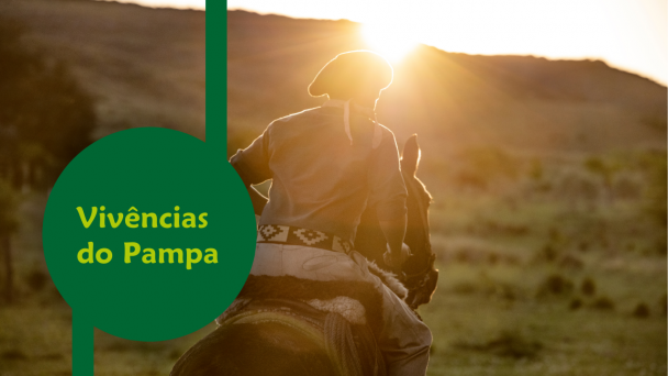 Nome do evento à esquerda, dentro de um círculo verde. A foto ao fundo é de um homem trajado com vestes tradicionalistas gaúchas sobre um cavalo, galopando em direção ao pôr do sol.