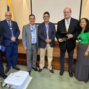 Entrega de medalha da Abruem ao reitor da Universidad de Antioquia e ao Cônsul Honorário do Brasil em Medellín. 