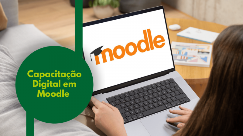 Nome do curso dentro de um círculo verde à esquerda. Ao fundo, foto de um notebook que tem na tela a palavra Moodle, escrita em laranja. Uma jovem mulher segura o notebook sentada em uma sofá.