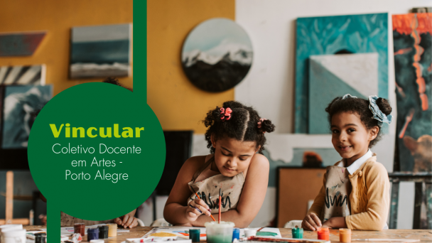 Nome do curso à esquerda, em um círculo verde escuro. A foto ao fundo é de duas meninas crianças negras com avental e utilizando pinceis e tintas, sobre uma mesa. Abaixo, logotipos do Centro de Desenvolvimento da Expressão e da Casa de Cultura Mário Quintana.