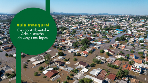 Fotografia aérea de uma cidade alagada. As casas estão parcialmente submersas, com ruas tomadas pela água barrenta. `Esquerda, em um círculo verde, lê-se "Aula Inaugural - Gestão Ambiental e Administração da Uergs em Tapes." No canto inferior direito da imagem, o crédito "Foto: Gustavo Mansur/Secom."