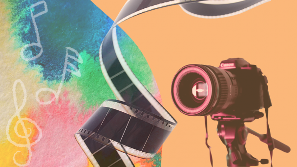 Imagem colorida, com tons de laranja, verde, rosa, azul e preto. Da esquerda para a direita, notas musicais, um rolo de filme fotográfico e uma câmera.