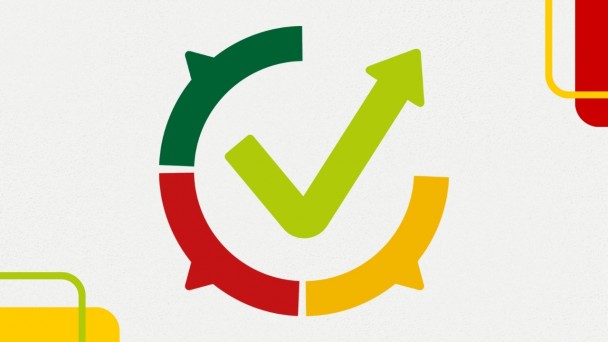 Imagem com fundo cinza claro. Ao centro, um semic&iacute;rculo formado por tr&ecirc;s bal&otilde;es de fala nas cores verde, vermelho e amarelo. Ao centro, em verde-lim&atilde;o, um sinal de "check" com uma seta na ponta.