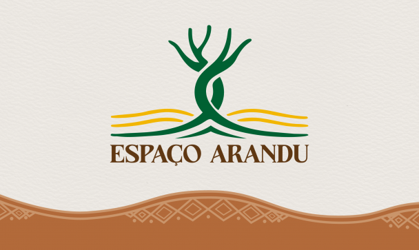 Imagem com fundo bege, com base de curva marrom com grafismos indígenas. Ao centro, logo do Espaço Arandu, composto por símbolo estilizado em verde e amarelo, remetendo a um livro aberto, de onde sai um tronco de árvore entrelaçado, cujos galhos remetem a mãos. Texto Espaço Arandu em marrom.